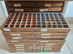 Armoire en bois avec tiroirs pour imprimeurs, boîte à outils de joaillier et tiroirs d'ingénieur.