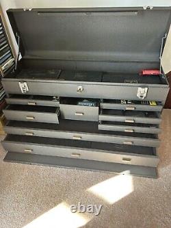 Boîte à outils en acier avec tiroirs et compartiment supérieur conçue par TALCO.