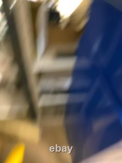 Cabinet à roulettes à deux tiroirs et commode à six tiroirs