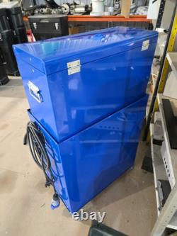 Cabinet à roulettes à deux tiroirs et commode à six tiroirs