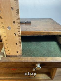 Coffre à outils vintage Neslein pour horlogers et ingénieurs avec 8 tiroirs Coffre à outils vintage Neslein pour horlogers et ingénieurs avec 8 tiroirs