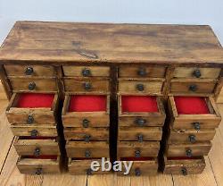 Coffret de tiroirs en bois vintage de collectionneur d'outils d'ingénieur horloger