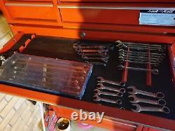 Snap On 40in Tool Box, 2 X Middle Drawer Units, And End Locker Cw Tous Les Outils