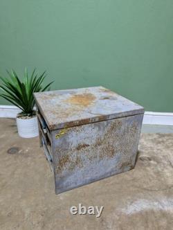 Table en métal vintage avec tiroirs d'outils industriels pour atelier ou abri, grande taille