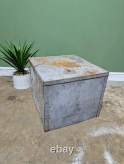 Table en métal vintage avec tiroirs d'outils industriels pour atelier ou abri, grande taille