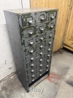 Tiroir / armoire de rangement en métal industriel avec 27 outils en métal vintage