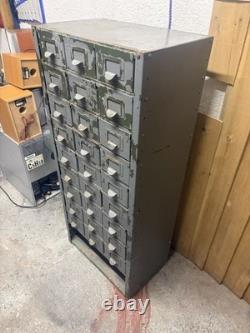 Tiroir / armoire de rangement en métal industriel avec 27 outils en métal vintage