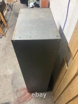 Tiroir / armoire de rangement en métal industriel avec 27 outils en métal vintage