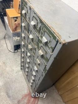 Tiroir / armoire de rangement en métal industriel avec 27 outils en métal vintage