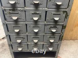 Tiroir / armoire de rangement en métal industriel avec 27 outils en métal vintage