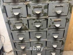 Tiroir / armoire de rangement en métal industriel avec 27 outils en métal vintage