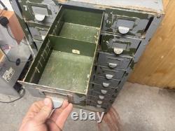 Tiroir / armoire de rangement en métal industriel avec 27 outils en métal vintage