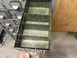 Tiroir / armoire de rangement en métal industriel avec 27 outils en métal vintage