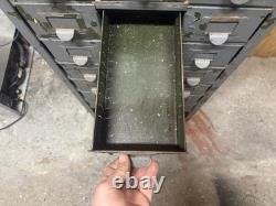 Tiroir / armoire de rangement en métal industriel avec 27 outils en métal vintage