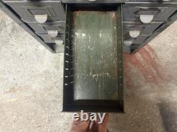 Tiroir / armoire de rangement en métal industriel avec 27 outils en métal vintage