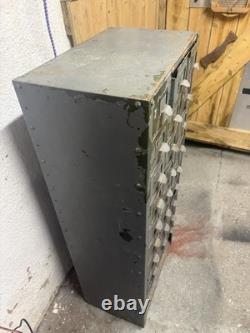 Tiroir / armoire de rangement en métal industriel avec 27 outils en métal vintage