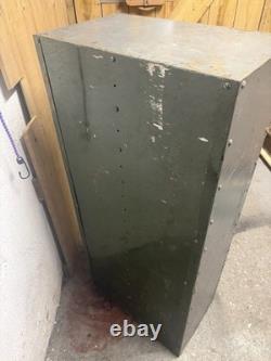 Tiroir / armoire de rangement en métal industriel avec 27 outils en métal vintage