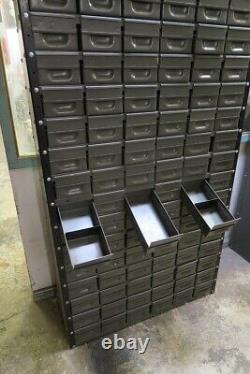 Vintage années 1970. Cabinet de rangement de toutes les pièces en métal avec 108 tiroirs.